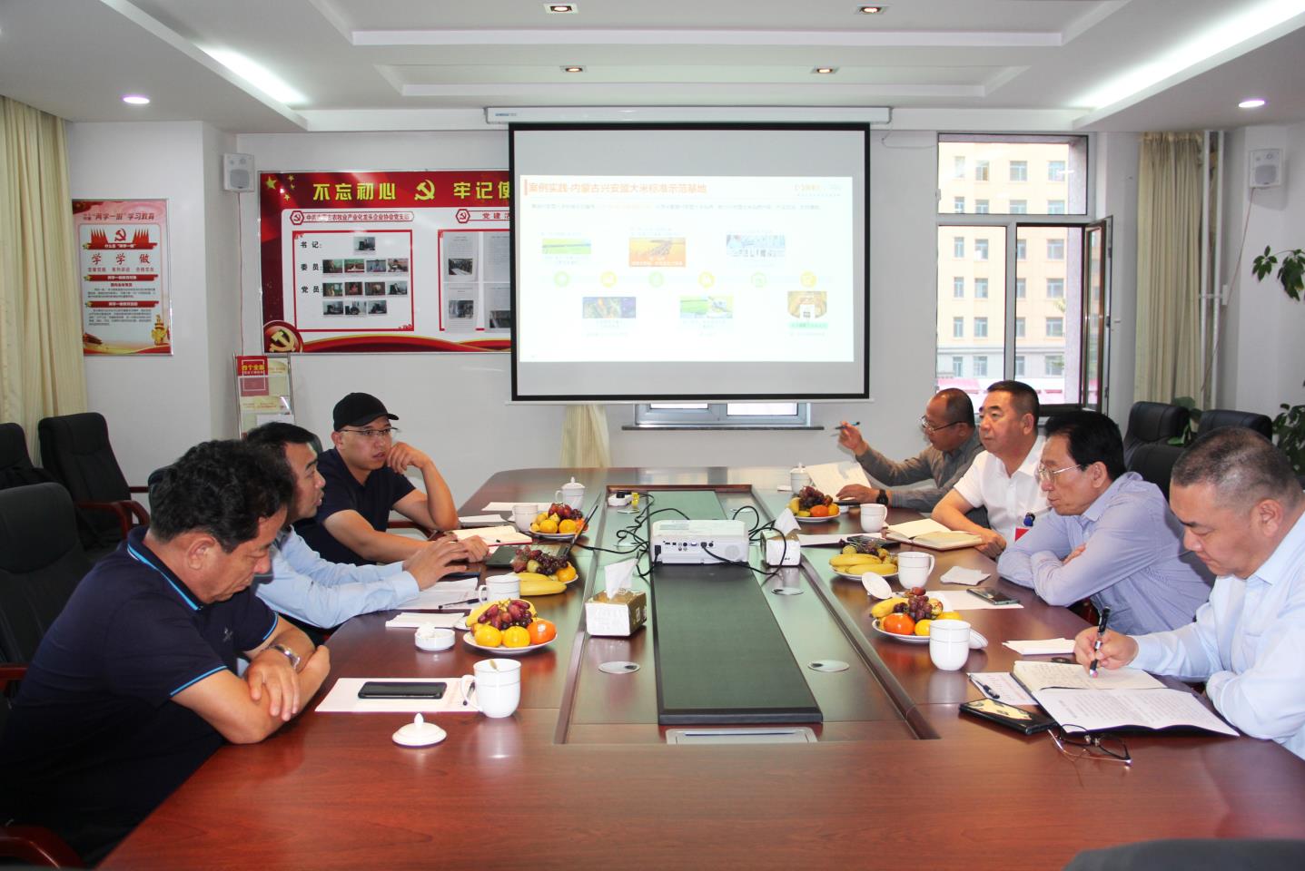 內蒙古農(nóng)牧業(yè)產(chǎn)業(yè)化龍頭企業(yè)協(xié)會與阿里巴巴中國區(qū)域西北大區(qū)總經(jīng)理衛(wèi)煒一行洽談合作